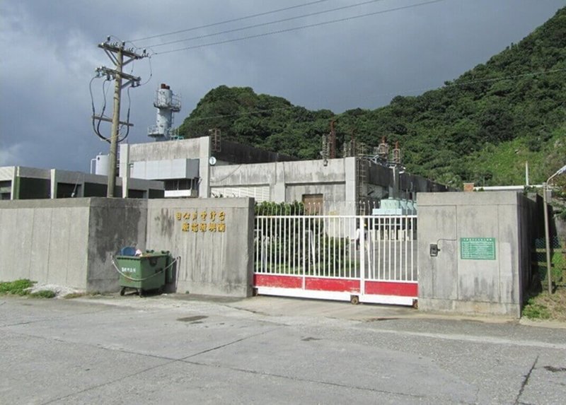 台電公司蘭嶼電廠吳姓廠長25日晚間前往蘭嶼坦克岩海域夜釣，26日未上班失聯，親友在海邊發現吳員的手機和釣具，台東縣消防局和海巡人員至27日早晨仍未尋獲。圖為蘭嶼電廠。（台電公司提供）中央社記者盧太城台東傳真　115年8月27日