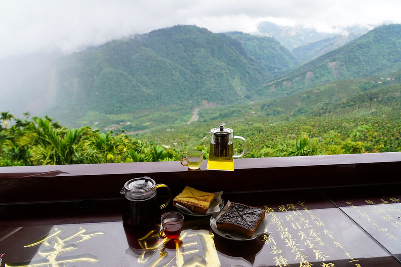 嘉義縣梅山太興村除有黃頭鷺「萬鷺朝鳳」奇景，也有豐富的茶文化與山林景致，文觀局指出，多家茶農提供餐點與茶體驗，讓遊客享受悠閒的山間午後。（嘉義縣文觀局提供）中央社記者蔡智明傳真　115年8月27日