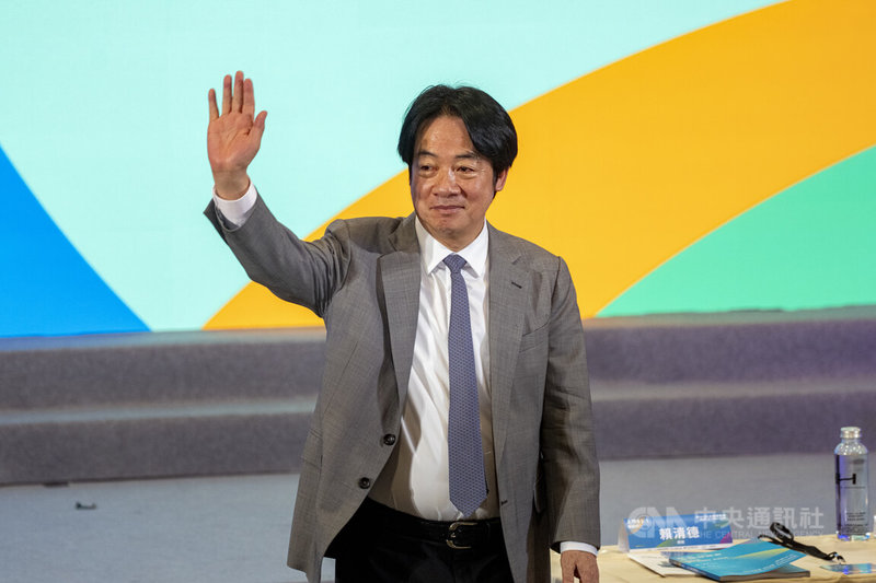 總統賴清德27日上午在台北出席「2026第5屆亞太永續博覽會開幕式暨頒獎典禮」，向與會人士揮手致意。中央社記者鄭清元攝　115年8月27日