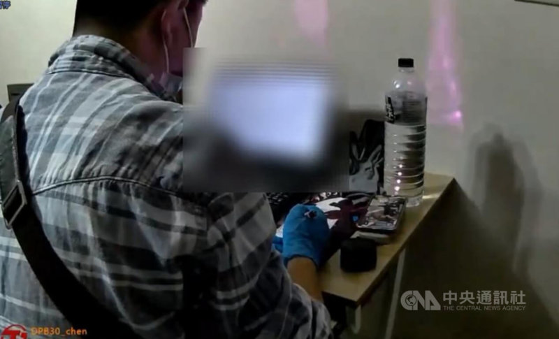 李姓男子等人利用變聲軟體假冒女性網路搭訕被害人，誘騙視訊裸聊側錄後，開網路群組販賣牟利，經刑事局日前循線逮捕涉案20人送辦，並查扣相關證物。（翻攝照片）中央社記者蘇木春傳真　115年8月27日