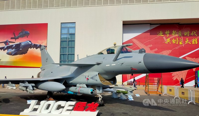 孟加拉為推動空軍現代化，將與中國談判採購殲-10CE（J-10CE）戰機和攻擊直升機。圖為2024年珠海航展展出的J-10CE與可搭配的武器。中央社記者陳亦偉攝　115年8月27日