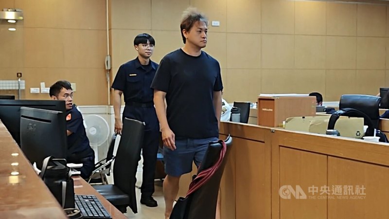 台北地檢署偵辦國民黨立委陳雪生涉詐領助理費、收受廠商提供助理使用等案，24日展開搜索、約談行動。檢察官27日傳喚陳雪生外甥劉孟翰（前）到案，訊後諭令劉男新台幣35萬元交保。中央社記者林長順攝　115年8月27日