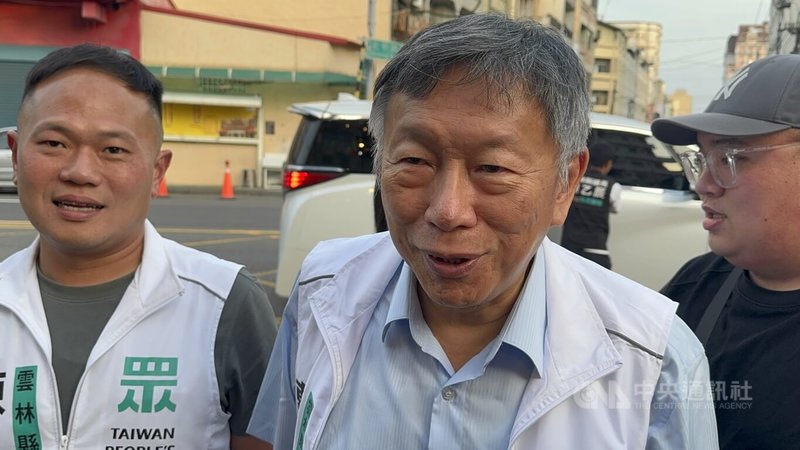 民眾黨創黨主席柯文哲（前）27日到雲林縣參加「虎尾中元普渡」，並為競選連任的民眾黨雲林縣議員陳乙辰輔選。　中央社記者姜宜菁攝　115年8月27日