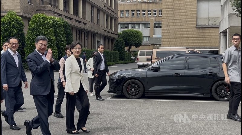 行政院27日舉行中元普渡，行政院長卓榮泰（左2）率行政院副院長鄭麗君（左3）等行政院本部人員共同參與。對於立法院會27日下午處理無人機條例草案，卓榮泰受訪時表示，將祈求上蒼也幫忙。中央社記者賴于榛攝　115年8月27日