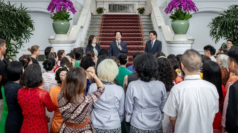 民進黨新住民事務部日前舉辦「新住民文化交流深耕研習暨參訪」，邀請來自中南部、花東地區及金門等地共80名新住民參訪總統府等地。（民進黨提供）中央社記者葉素萍傳真　115年8月27日
