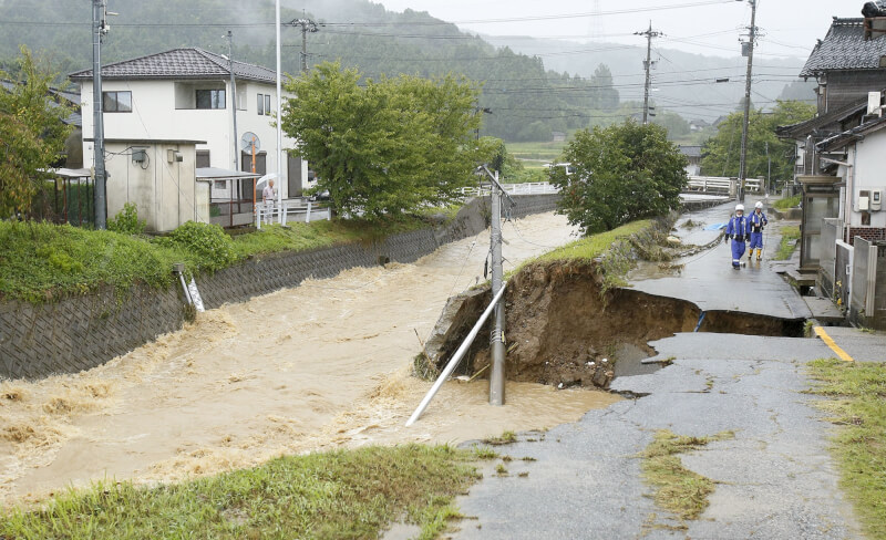 羽咋市路面被水沖毀。（共同社）