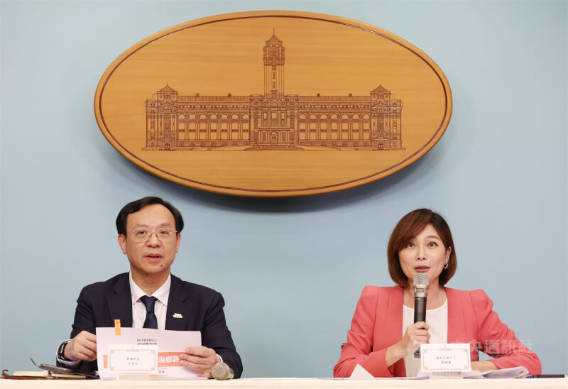 「健康台灣推動委員會第8次委員會議」會後記者會27日晚間舉行，總統府發言人郭雅慧（右）與衛福部長石崇良（左）出席說明此次會議重點。中央社記者張新偉攝　115年8月27日