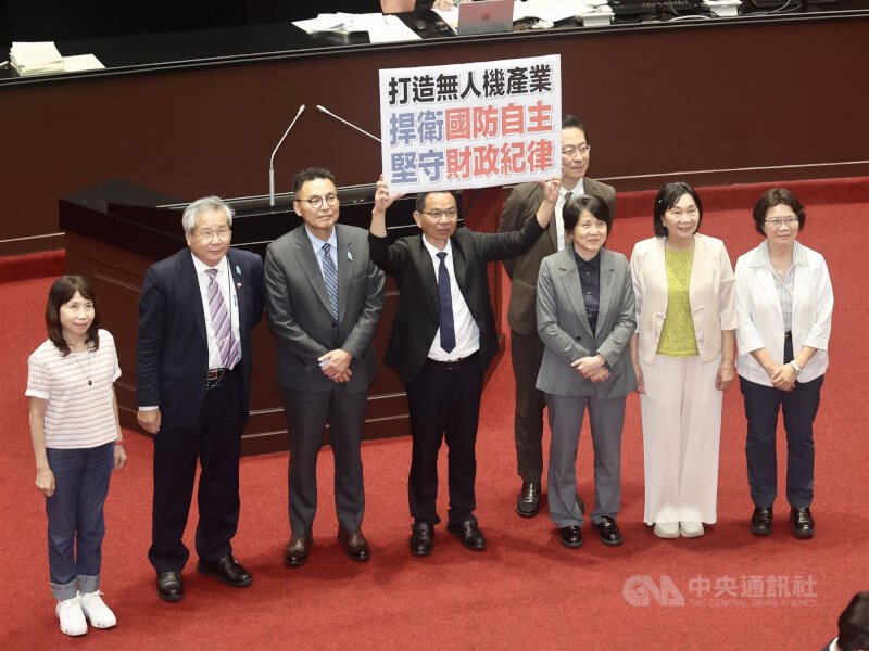立法院會27日三讀通過「強化國防自主暨無人載具產業發展條例」，民眾黨團也在議場高舉標語，表達「打造無人機產業、捍衛國防自主、堅守財政紀律」立場。中央社記者張皓安攝　115年8月27日