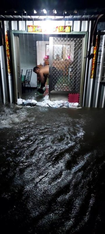 近日受低氣壓及颱風外圍環流影響，台東地區出現強風豪雨釀財損。台東縣政府27日提醒民眾，受災戶可申報各項稅費減免。圖為日前豪雨導致泥水流入民宅。（民眾提供）中央社記者盧太城傳真　115年8月27日