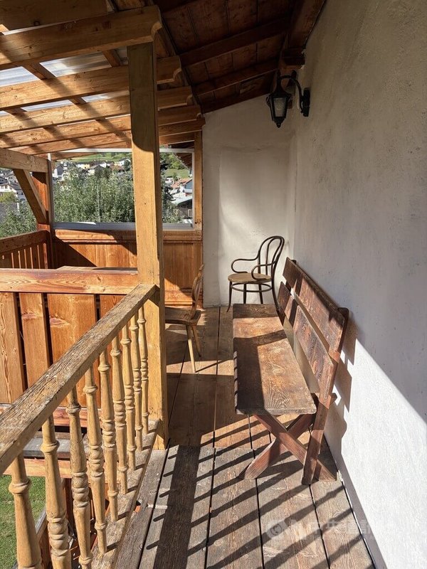 具770年歷史的瑞士旅店外廊在陽光照耀下依舊美麗，其建築修復與維護需長期且龐大的資金，單靠旅店營運難以負擔。中央社記者郭芳君攝　115年8月27日