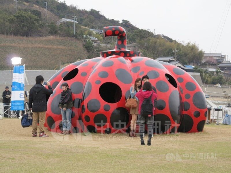 2013年日本香川縣直島展出草間彌生作品。（中央社檔案照片）