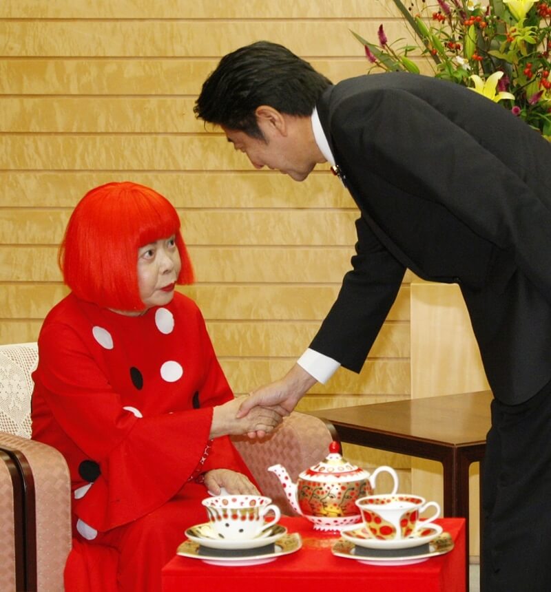 日本前衛藝術家草間彌生逝世，享壽97歲。圖為2013年9月草間彌生（左）在日本首相官邸與首相安倍晉三會面握手。（共同社）