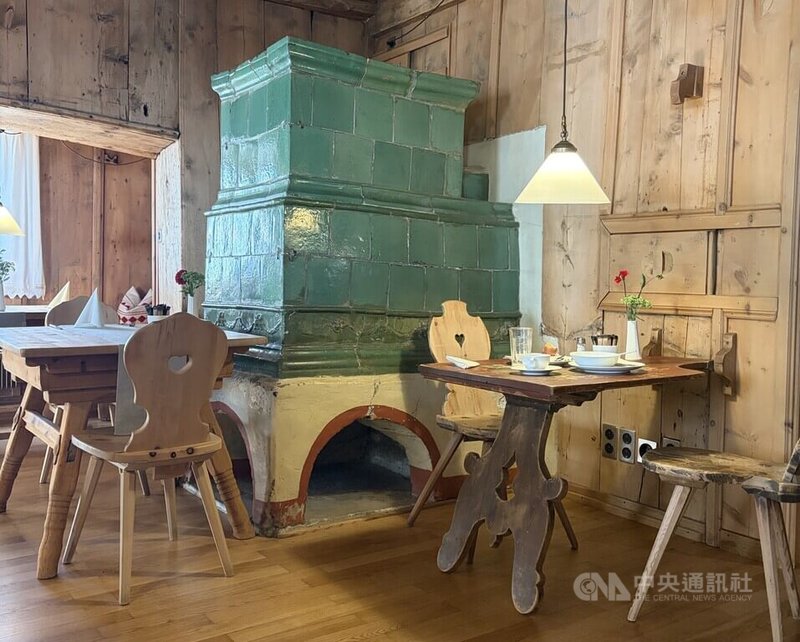 「古蹟仍可使用，是活的」是瑞士歷史客棧經營的理念之一，讓今日旅人在古色古香的氛圍中感受歷史。中央社記者郭芳君攝　115年8月27日