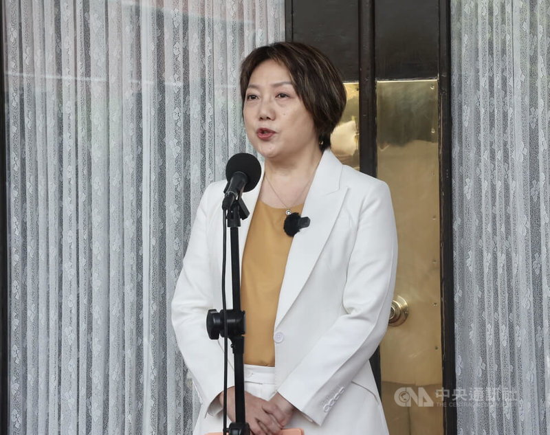 立法院會27日將處理無人機條例草案，民進黨立法院黨團書記長范雲（圖）於議場外接受媒體聯訪表示，支持政院版是以國防需求建置、國防部採購最重要目標，民進黨團會盡最大努力，希望能尋求共識，滿足建置不對稱戰力，是要持續努力的目標。中央社記者張皓安攝　115年8月27日