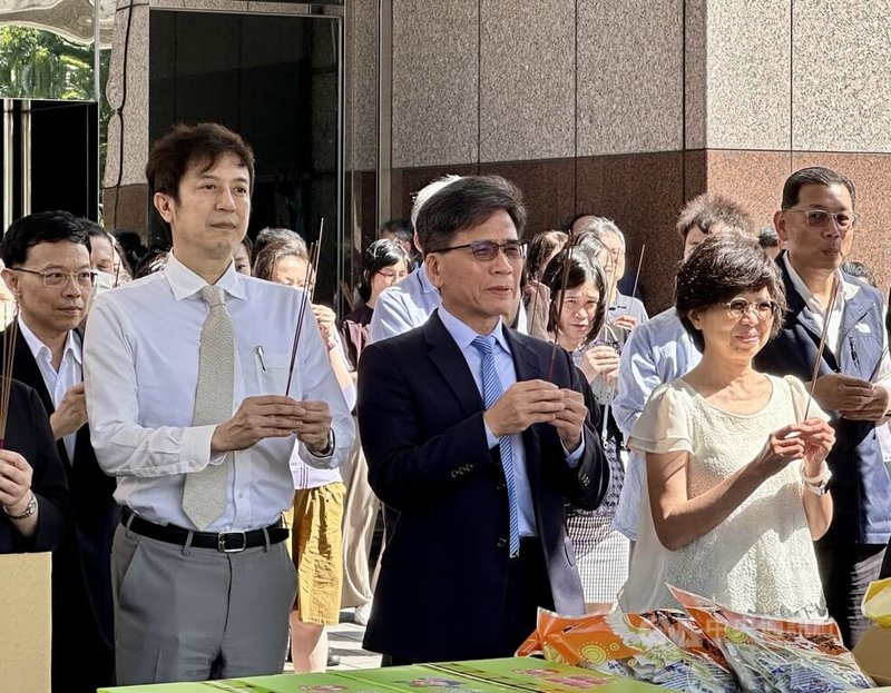 金管會27日舉行中元普渡，金管會主委彭金隆（前排中）許下「3安」願望。中央社記者蘇思云攝　115年8月27日