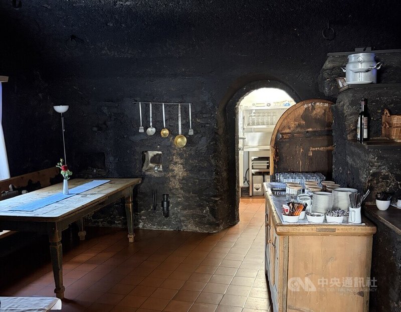整合建築保存、檔案與研究等專業，瑞士推動歷史旅店成為文化遺產。旅館內被熏黑的廚房牆面也代表著，數百年來接待往來阿爾卑斯山旅人的歷史。中央社記者郭芳君攝　115年8月27日