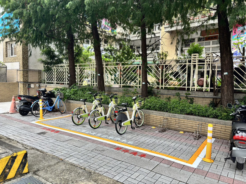 彰化縣政府28日宣布再增加彰化市民生國小、溪湖鎮立圖書館等13處MOOVO公共自行車站點，站點數已增至202站。圖為設在民生國小的站點。（彰化縣政府提供）中央社記者吳哲豪傳真　115年8月28日