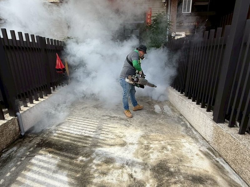 彰化縣18名學生及家長參加菲律賓遊學團，部分成員出現發燒等症狀，返台確診登革熱。彰化縣衛生局28日指出，篩檢5人有4人為登革熱確定病例，已通知其餘13人前往醫療院所接受篩檢，也前往個案住處噴藥驅蚊。（彰化縣政府提供）中央社記者吳哲豪傳真　115年8月28日