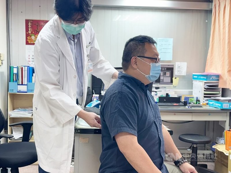 李綜合醫院神經外科主治醫師林瑞鴻(左)提醒,如果出現肩頸僵硬還沒做過檢查前,不建議做任何推拿或按摩,外力介入存在高風險,恐讓頸椎病症變嚴重。中央社記者趙麗妍攝 115年8月28日