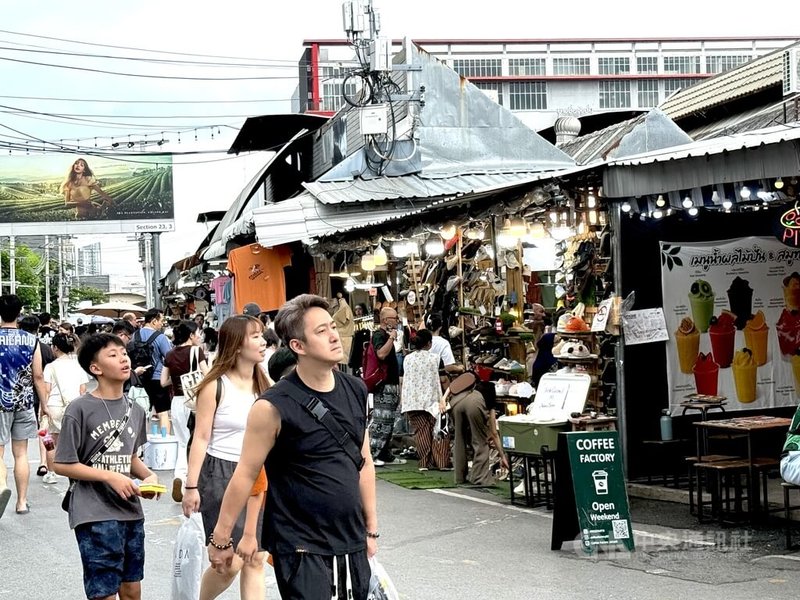 旅遊平台調查指出，95%的亞太旅客即使面對旅遊成本提高，今年仍會照常出遊，不過會更加精打細算。圖為恰圖恰市集，是曼谷最受外國觀光客喜愛的景點之一。中央社記者李宗憲曼谷攝　115年8月28日