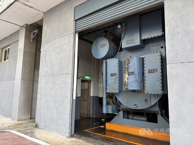 新北市泰山區南亞塑膠工業股份有限公司廠區內1名外包廠商人員28日下班時，由於鐵捲門故障，排除過程中觸電、送醫不治。（翻攝畫面）中央社記者曹亞沿傳真　115年8月28日