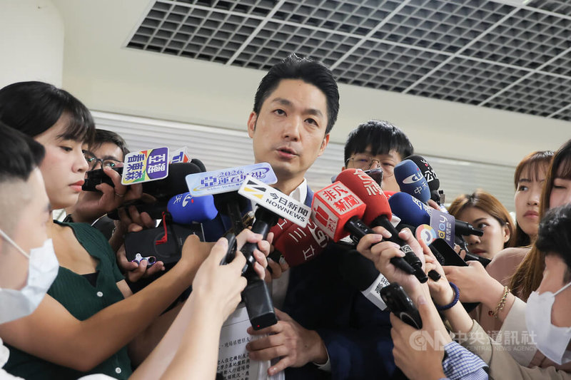 台北市議會28日進行市長專案報告，會前台北市長蔣萬安（中）接受媒體聯訪回應吸菸區設置標準、普發現金等議題。中央社記者翁睿坤攝　115年8月28日