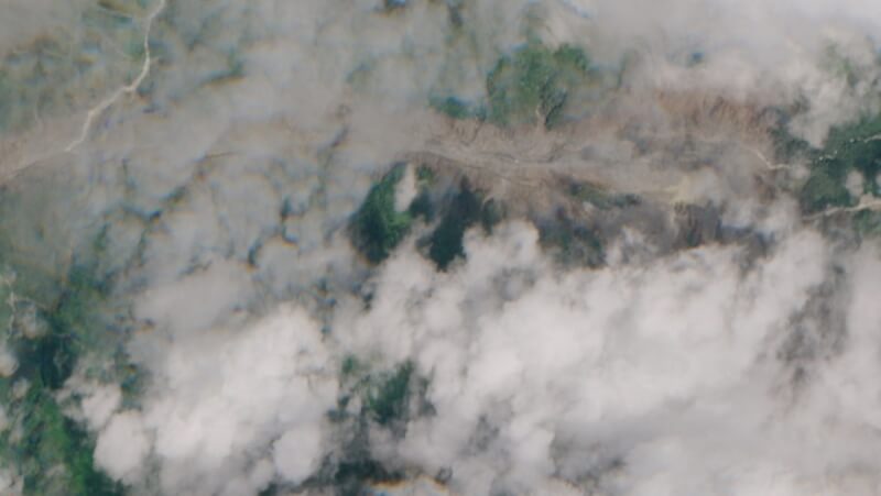 衛星影像顯示27日尼泊爾和中國西藏邊境一處堰塞湖。（EU/Copernicus Sentinel-2/Handout via 路透社）