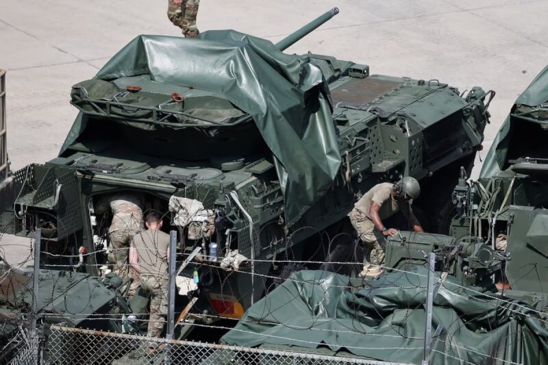 美軍士兵在靠近南北韓非軍事區的美軍基地內檢修武裝車輛。（路透社）