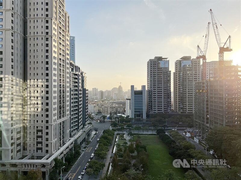 台灣房屋根據財政部資料總結青安2.0期間的撥貸狀況，3年間共撥貸約17.7萬戶，總金額近新台幣1.4兆元。圖為台中市建案景觀。（中央社檔案照片）