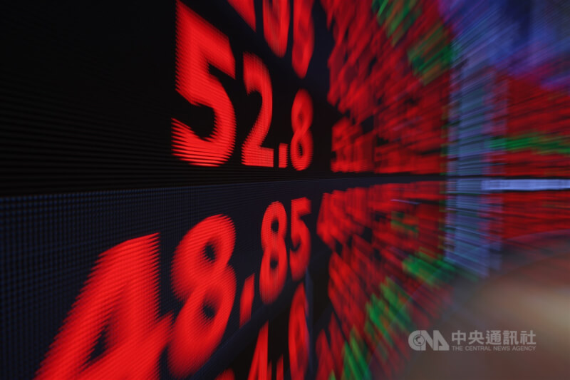 輝達公布財報、財測指引超越預期，激勵美股半導體族群27日走高，法人看好AI帶動台股維持強勢。（中央社檔案照片）