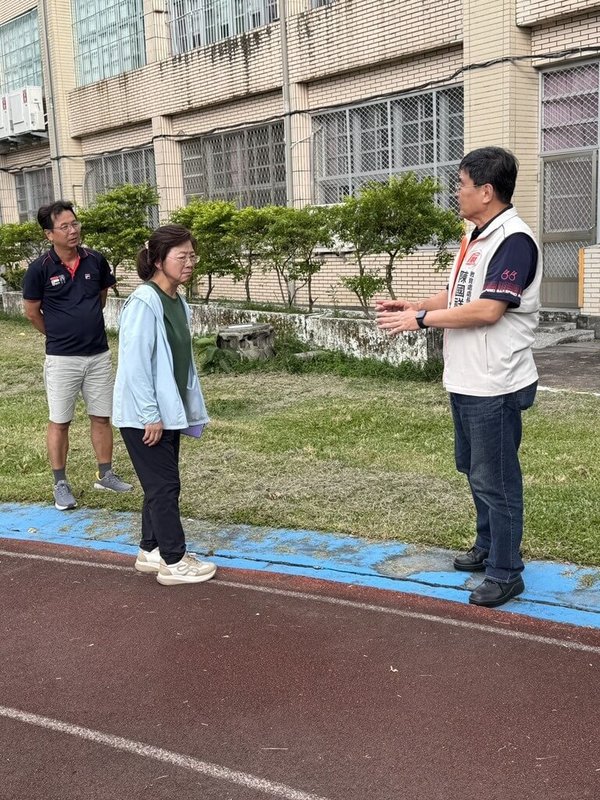 開學在即，屏東縣政府教育處8月起陸續前往縣內23所國中小實地抽查，檢視校園安全、營養午餐、防疫衛生等整備情形，教育處長陳國祥（右）也親自到繁華國小視察。（屏東縣政府教育處提供）中央社記者黃郁菁傳真　115年8月28日