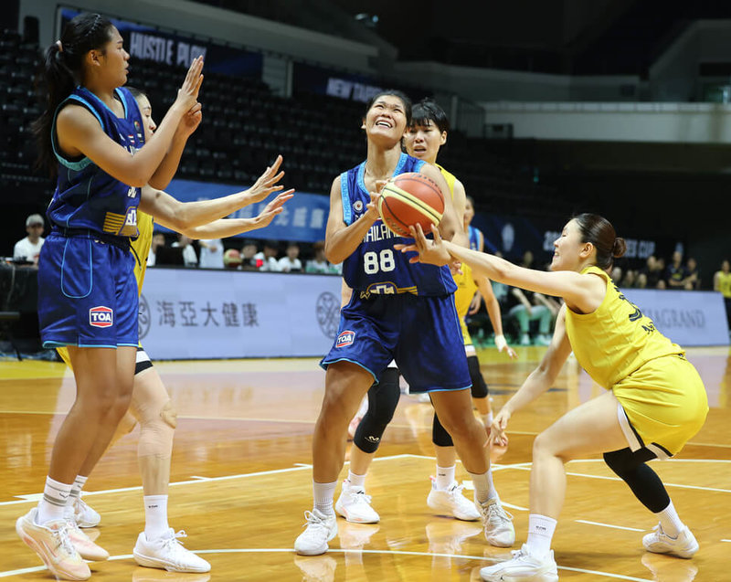 第45屆新北威廉瓊斯盃國際籃球邀請賽女子組賽程持續進行，這屆泰國隊在身材、經驗皆不足的狀況下，28日再度慘敗，全隊則以希查雅朋（Laksamee Hewchaiyaphum）（藍衣持球者）拿下10分最高。（中華民國籃球協會提供）中央社記者黎建忠傳真　115年8月28日