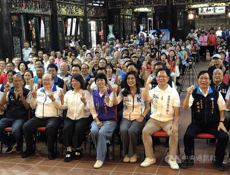國民黨主席鄭麗文（前右3）29日在嘉義市長黃敏惠（前左3）等人陪同下，出席「嘉義縣市小組長會議暨5合1選舉參選同志介紹會」。中央社記者黃國芳攝　115年8月29日