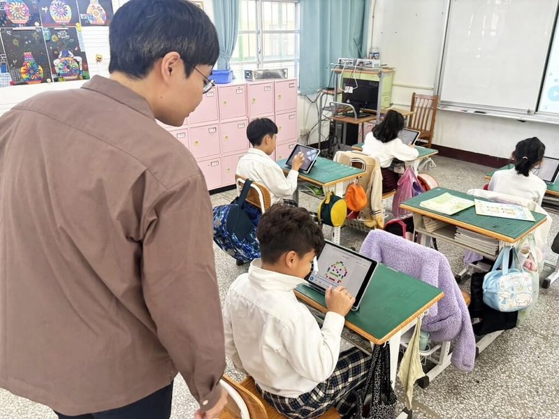 教育部29日新聞稿介紹「跨領域美感教育卓越領航計畫」案例，台東縣馬蘭國民小學引導學生賞析影像、解析色彩與音樂情感張力，再運用電子載具創作廣告、配樂與標語。（教育部提供）中央社記者陳至中台北傳真　115年8月29日