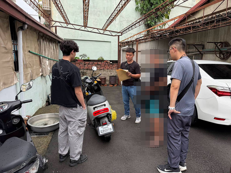 彰化縣田尾鄉宮廟遭竊嫌持砂輪機切開鐵門及功德箱鎖頭，偷走香油錢，彰化縣警察局北斗分局循線於台中市查獲涉案犯嫌，依竊盜罪嫌送辦。（讀者提供）中央社記者鄭維真傳真 115年8月29日