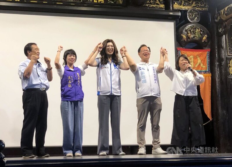 國民黨主席鄭麗文（中）29日到嘉義縣向鄉親推薦藍白合推舉的民眾黨嘉義市長參選人張啓楷（右2），以及國民黨禮讓的無黨籍嘉義縣長參選人吳品叡（左2）。中央社記者黃國芳攝　115年8月29日