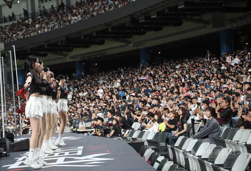 中職樂天桃猿隊29日在台北大巨蛋擔綱主場，打造主題趴SINGDOME音樂電台，現場湧入超過3.6萬人，為桃猿本季主場觀眾第2多。中央社記者張新偉攝　115年8月29日