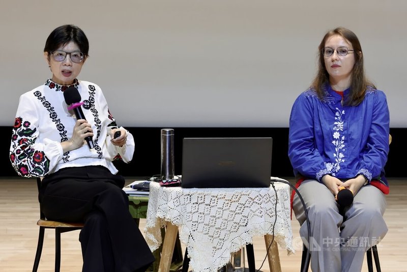 中正紀念堂「自由花蕊」講座迎來最終場，29日以「烏克蘭戰火中的自由花蕊」為題，邀請中央廣播電台董事長賴秀如（左）與烏克蘭福爾摩沙友好協會執行長林歐莉亞（Kulish Olha）（右）對談，披露更多烏克蘭的真實故事。中央社記者張皓安攝　115年8月29日