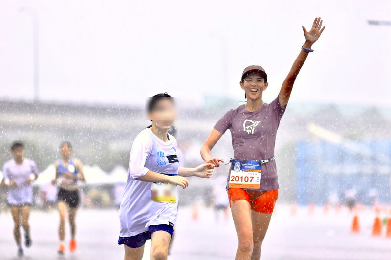新北市立豐珠中學主任羅琬臻（右）今年獲選教育部師鐸獎，她長期陪伴中途學校的學生找回自信。圖為羅琬臻關注女性健康，帶領學生參加路跑，鼓勵以自信姿態挑戰自我。（新北市府教育局提供）中央社記者黃旭昇傳真　115年8月29日