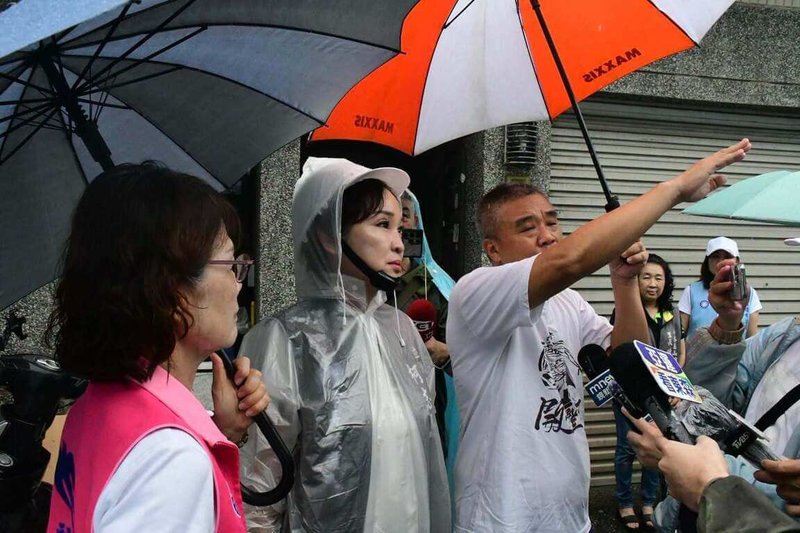 高雄市小港區山明里松富街一處擋土牆28日崩落，國民黨高雄市長參選人柯志恩（左2）29日到場勘災，她表示，支持市府率先防災，若有任何需檢討、監督、協助之處，留待日後再做討論。（柯志恩辦公室提供）中央社記者林巧璉傳真　115年8月29日