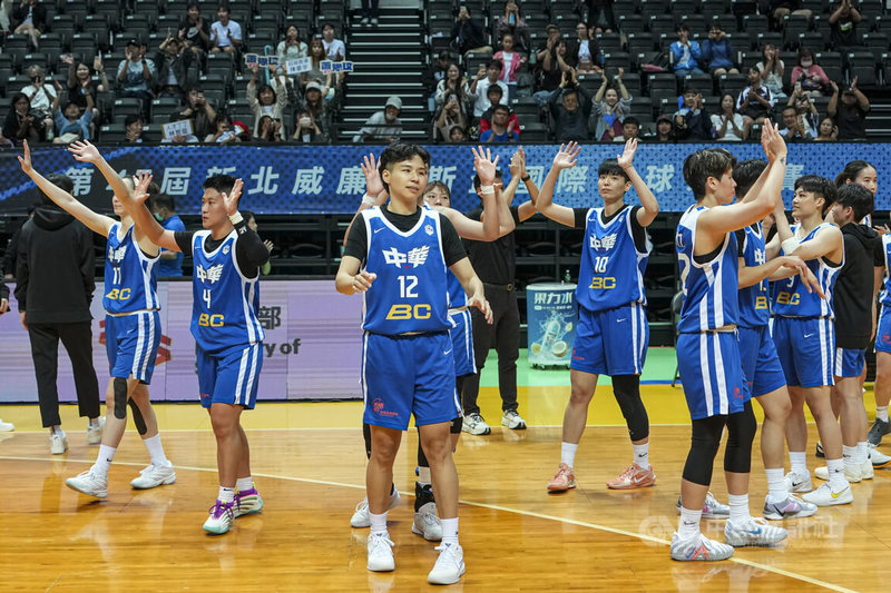 第45屆新北威廉瓊斯盃國際籃球邀請賽女子組冠軍戰29日由台灣藍與日本隊交手，終場台灣藍隊以66比75落敗、拿下亞軍，球員賽後向場邊觀眾致意。中央社記者鄭清元攝　115年8月29日