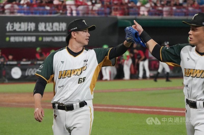 中華職棒台鋼雄鷹隊29日例行賽以2比1擊敗味全龍隊，雄鷹先發投手黃子鵬（左）繳7局失1分好投，獲選單場最有價值球員（MVP）。中央社記者徐肇昌攝　115年8月29日