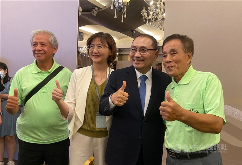 新北市長侯友宜（右2）29日主持新北文化獎頒獎後，與猴硐礦工文史館館長周朝南（右）等人合影。左2為新北市文化局長張䕒育。 中央社記者黃旭昇攝　115年8月29日