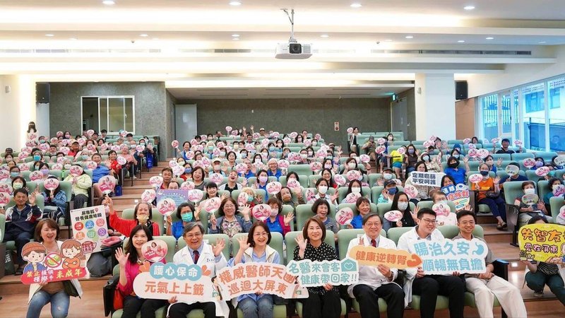 為提升縣民健康意識與自主照護知能，屏東縣衛生局29日在王船文化館舉辦「名醫來會客」健康講座，邀請多名權威醫師到東港開講，縣長周春米（1排右4）出席。（屏東縣衛生局提供）中央社記者黃郁菁傳真　115年8月29日