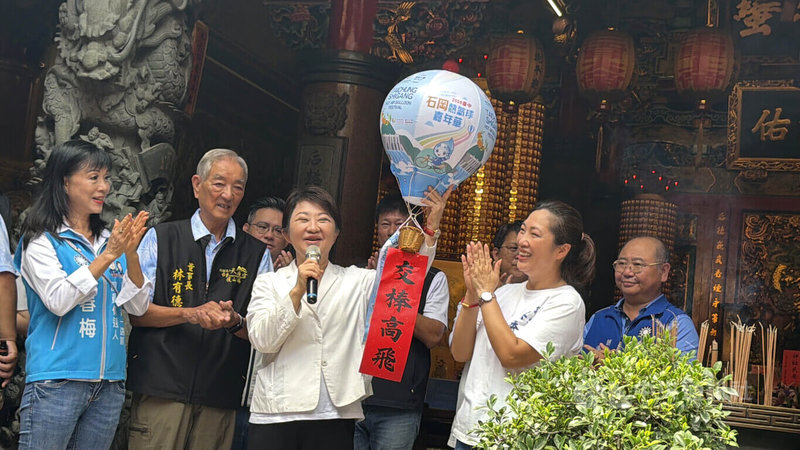 台東縣長選戰，台中市長盧秀燕（前右2）29日到台東天后宮參拜，為國民黨參選人吳秀華（前右1）加油，送上「交棒高飛」紅色字幅，祝福她高票當選。中央社記者盧太城台東攝　115年8月29日