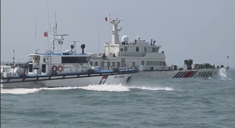 4艘中國海警船29日航入金門限制水域，遭海巡艇實施「一對一」併航監控與近迫驅離，另中國海警局同步發布新聞稱在金門海域進行常態執法，對此，海巡署嚴正駁斥並強調中國海警是「假執法、真騷擾」。（海洋委員會海巡署金馬澎分署提供）中央社記者張已亷傳真　115年8月29日