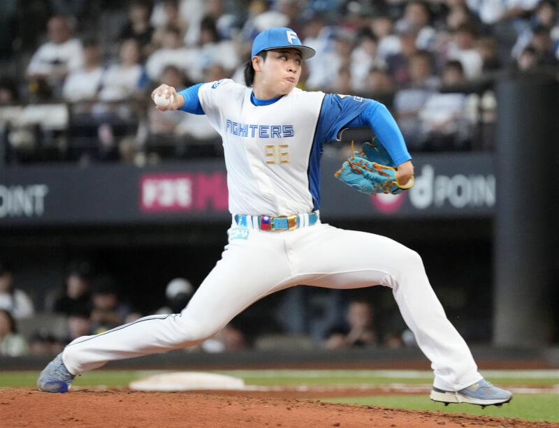 日本職棒北海道日本火腿鬥士隊台灣投手孫易磊，29日中繼2局無失分，賽後取得本季第2勝。（共同社）