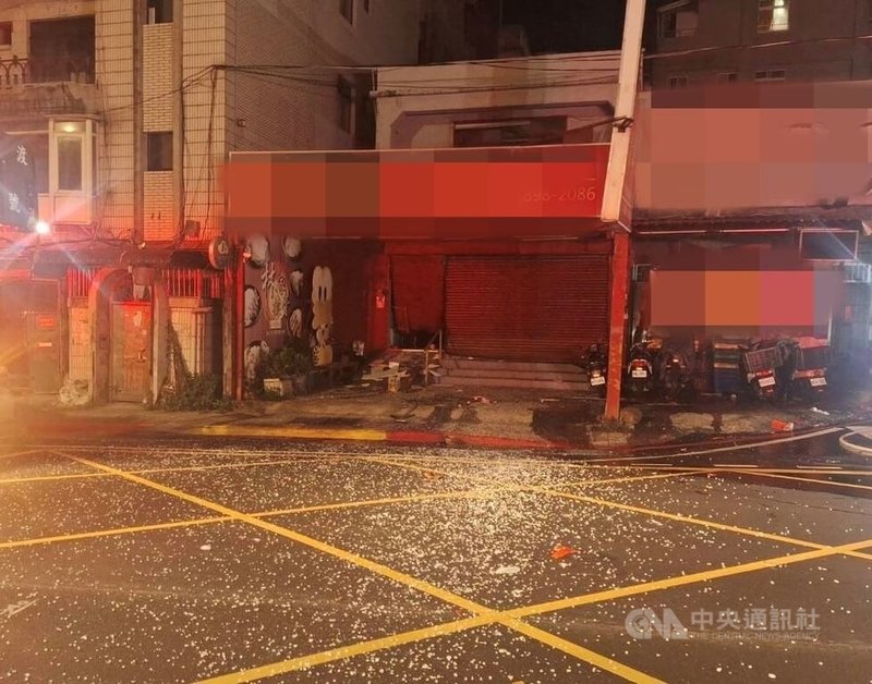 台北市北投區中央北路3段附近一家便當店28日晚間發生氣爆案，警消到場後拉水線撲滅火勢後發現排油煙機及爐具被燒毀，無人受傷，起火原因仍待調查釐。中央社記者劉建邦傳真　115年8月29日