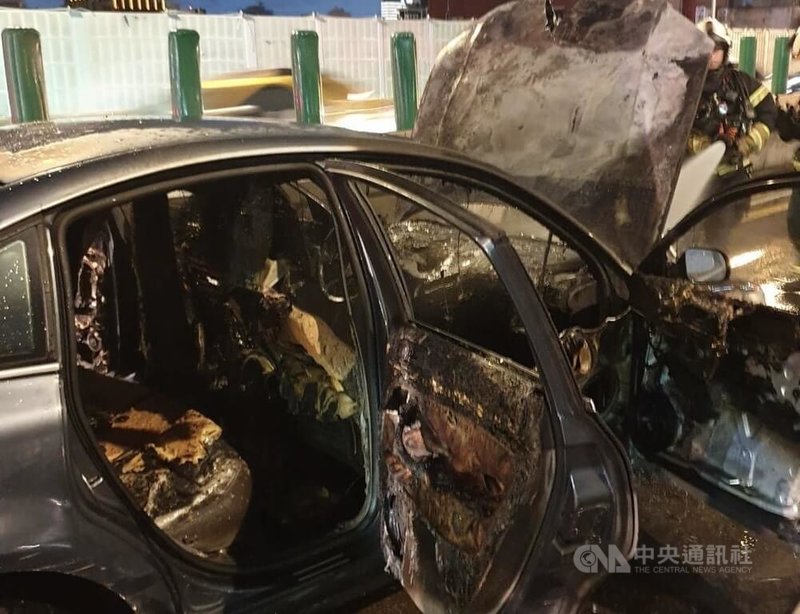 台北市消防局30日晚間獲報，市民大道高架道路發生火燒車事故，立即派員馳援，所幸無人傷亡。（翻攝照片）中央社記者黃麗芸傳真　115年8月30日