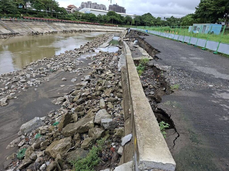 高雄市後勁溪益群橋上游護岸，近日豪雨後，因水位高漲沖刷，造成局部崩塌。（高雄市水利局提供）中央社記者蔡孟妤傳真　115年8月30日